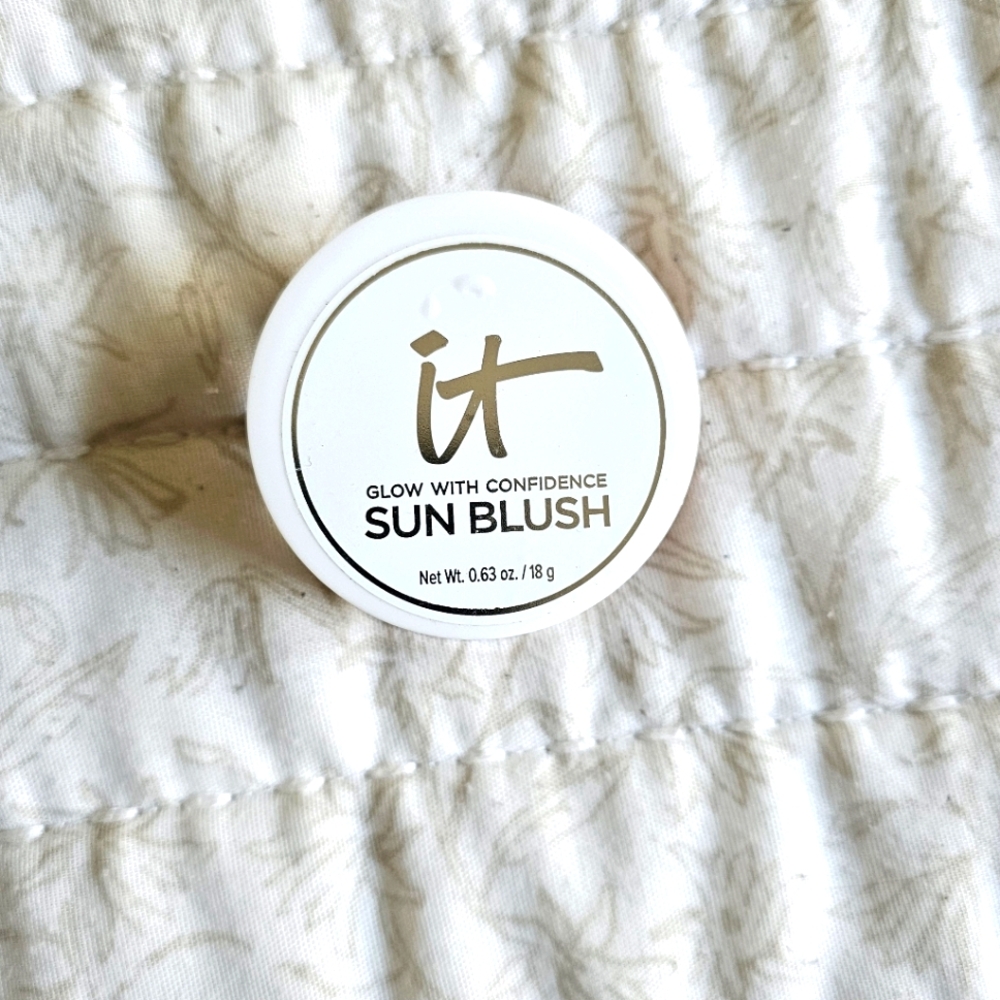 It. Cosmetics Glow with Confidence